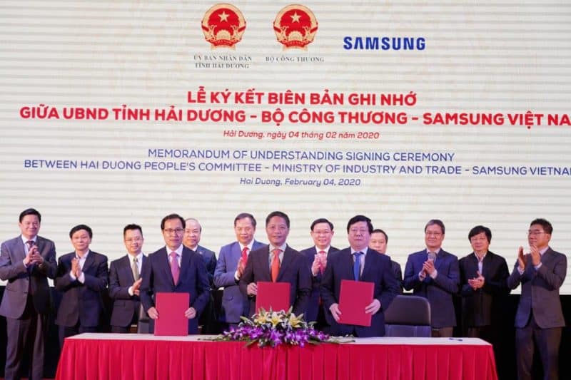 Mr. Tran Tuan Anh, Minister of Ministry of Industry and Trade, Mr. Choi Joo Ho, President of Samsung Vietnam, and Mr. Nguyen Manh Hien sign a Memorandum of Understanding