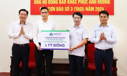 Đại diện Ban lãnh đạo An Phát Holdings trao hỗ trợ cho tỉnh Hải Dương